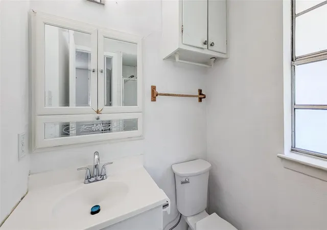 Photo 3 of Single family home for sale at 1107 Waverly Dr, Arlington, TX 76015 | MLS# 21212609 | Listing updated on 2026-08-19
