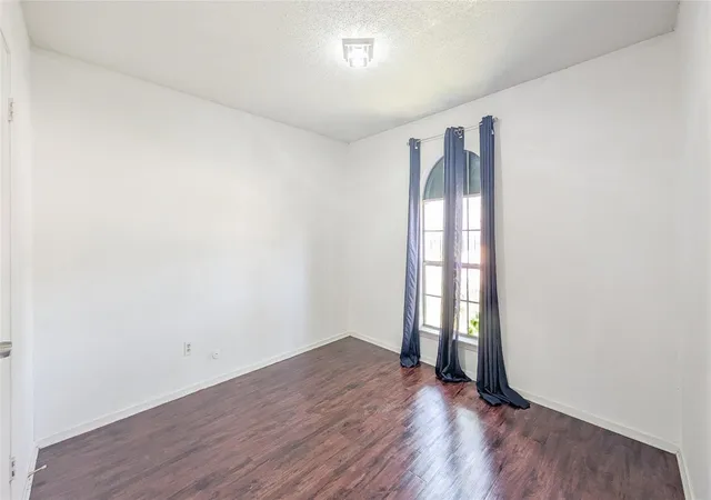Photo 4 of Single family home for sale at 1107 Waverly Dr, Arlington, TX 76015 | MLS# 21212609 | Listing updated on 2026-08-19