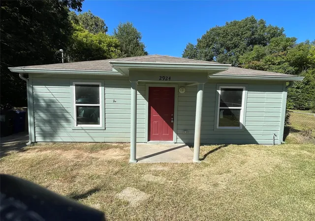 Single family home for sale at 2924 Harp St, Shreveport, LA 71103 | MLS# 21207799