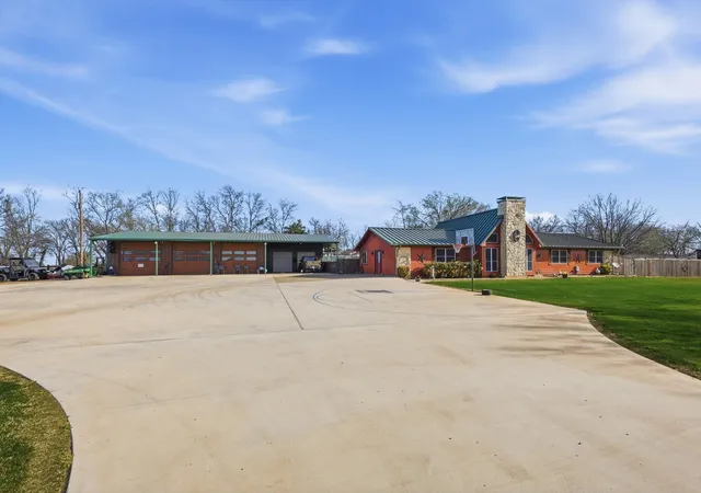 Photo 2 of Single family home for sale at 5355 Hoehn Rd, Sanger, TX 76266 | MLS# 21212029 | Listing updated on 2026-09-20