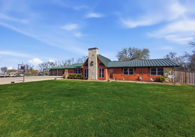 Photo 3 of Single family home for sale at 5355 Hoehn Rd, Sanger, TX 76266 | MLS# 21212029 | Listing updated on 2026-09-20