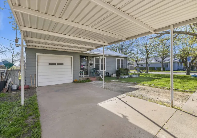 Homes for sale in Coleman, TX | 915 S Neches St, Coleman, TX 76834 | MLS# 21213109