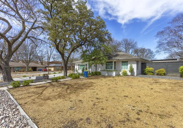 Photo 3 of Single family home for sale at 1812 Carol St, Mc Kinney, TX 75069 | MLS# 21213233 | Listing updated on 2026-10-08