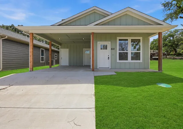 Homes for sale in Granbury, TX | 808 Branding Iron Trl, Granbury, TX 76049 | MLS# 21212187