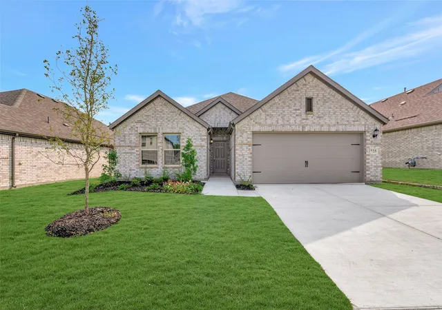 Photo 1 of Sale Pending at 725 Grand Dale Dr, Lavon, TX 75166 | MLS# 21200630 | Listing updated on 2026-09-04