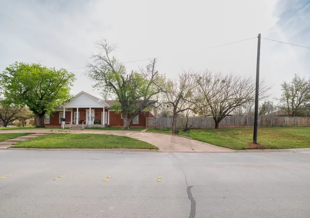 Photo 2 of Single family home for sale at 933 Washington Blvd, Abilene, TX 79601 | MLS# 21206380 | Listing updated on 2026-09-15