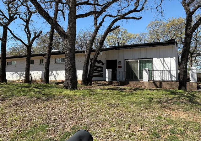 Photo 2 of Single family home for sale at 1121 Wade Dr, Bedford, TX 76022 | MLS# 21213533 | Listing updated on 2026-08-27