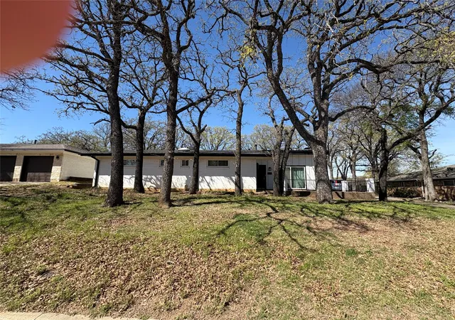Photo 3 of Single family home for sale at 1121 Wade Dr, Bedford, TX 76022 | MLS# 21213533 | Listing updated on 2026-08-27