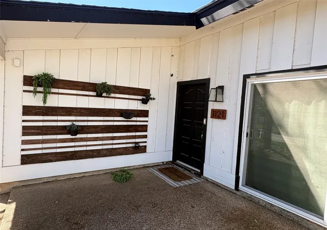 Photo 3 of Single family home for sale at 1121 Wade Dr, Bedford, TX 76022 | MLS# 21213533 | Listing updated on 2026-08-27