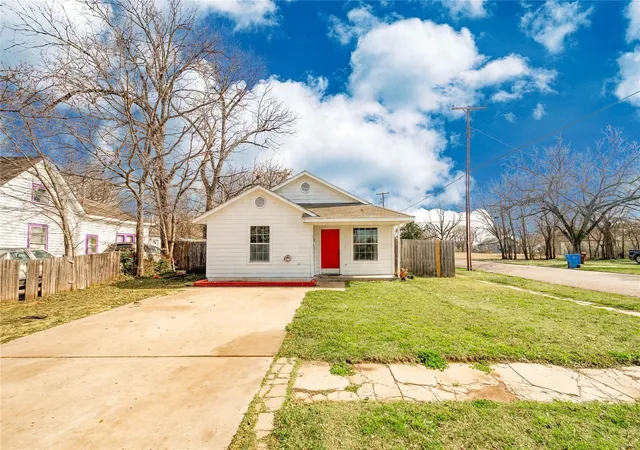 Photo 1 of Single family home for sale at 701 E College St, Sherman, TX 75090 | MLS# 21213123 | Listing updated on 2026-07-27