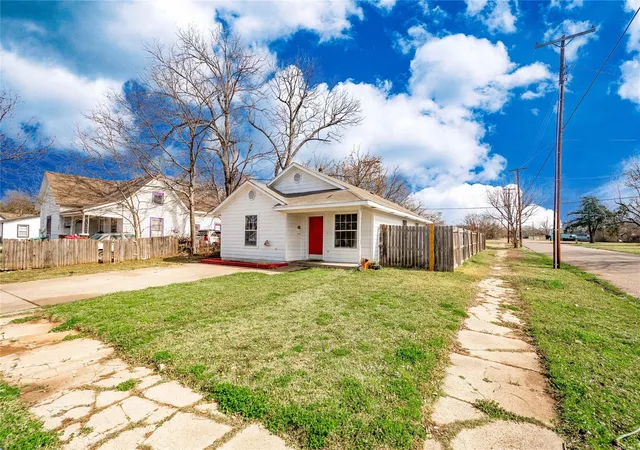 Photo 2 of Single family home for sale at 701 E College St, Sherman, TX 75090 | MLS# 21213123 | Listing updated on 2026-07-27