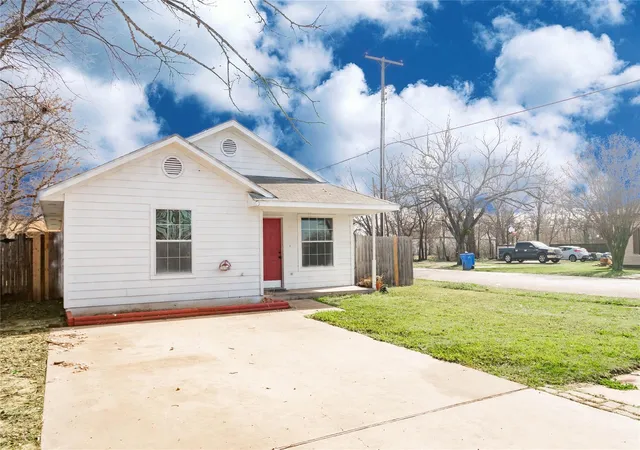 Photo 3 of Single family home for sale at 701 E College St, Sherman, TX 75090 | MLS# 21213123 | Listing updated on 2026-07-27