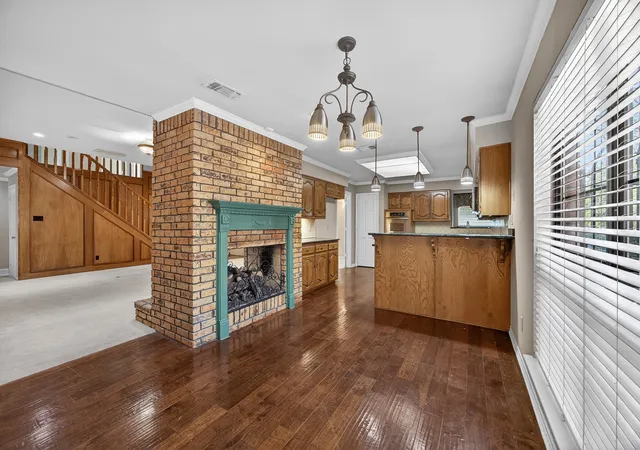 3rd image of 100 Castle Ct, Irving, TX 75038 | MLS# 21210050