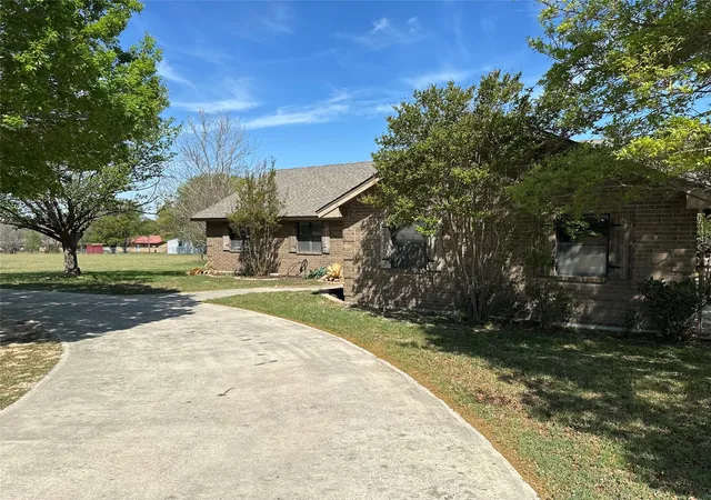 Homes for sale in Comanche, TX | 913 E Cedar Ave, Comanche, TX 76442 | MLS# 21214137