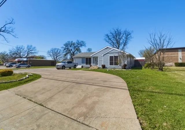 Photo 3 of Sale Pending at 7213 Lake View Pkwy, Rowlett, TX 75088 | MLS# 21214230 | Listing updated on 2026-08-19