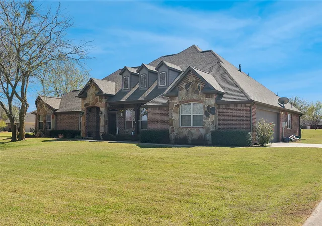 Homes for sale in Gunter, TX | 82 Forest Hills Cir, Gunter, TX 75058 | MLS# 21213894