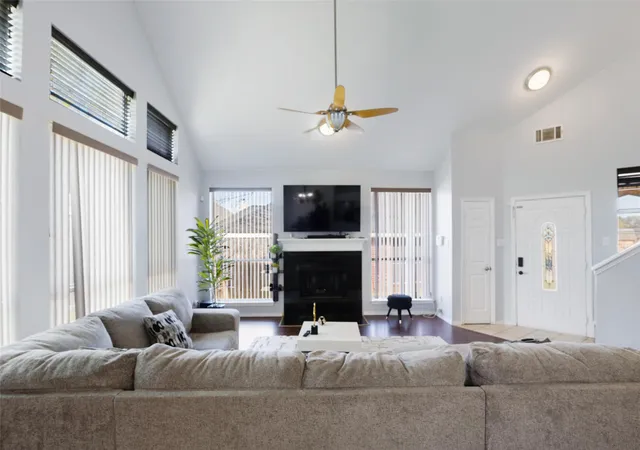 Photo 3 of Single family home for sale at 1031 Park Ave, Carrollton, TX 75006 | MLS# 21214382 | Listing updated on 2026-08-19