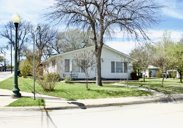 Photo 1 of Single family home for sale at 422 Smith St, Grapevine, TX 76051 | MLS# 21214113 | Listing updated on 2026-09-03