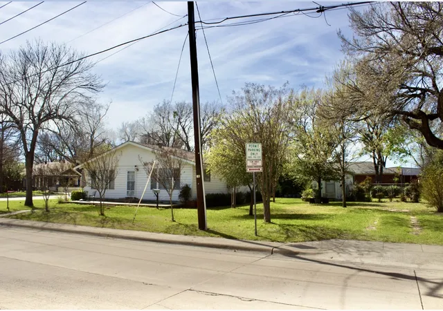 Photo 2 of Single family home for sale at 422 Smith St, Grapevine, TX 76051 | MLS# 21214113 | Listing updated on 2026-09-03