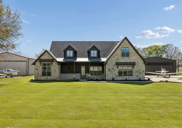 Photo 2 of Single family home for sale at 366 Private Road 7005, Edgewood, TX 75117 | MLS# 21211573 | Listing updated on 2026-10-02