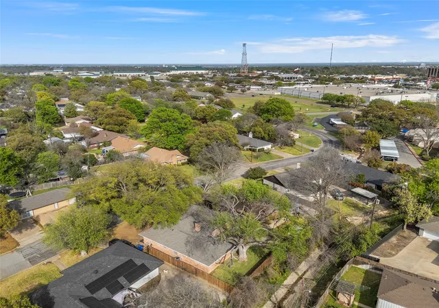 Homes for sale in Waco, TX | 1712 Laurel Lake Dr, Waco, TX 76710 | MLS# 21214114