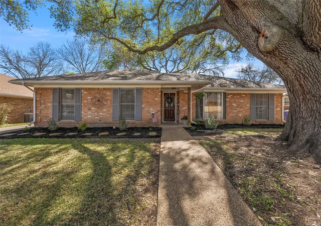 Homes for sale in Waco, TX | 1712 Laurel Lake Dr, Waco, TX 76710 | MLS# 21214114