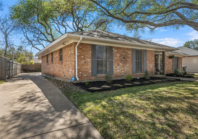 Homes for sale in Waco, TX | 1712 Laurel Lake Dr, Waco, TX 76710 | MLS# 21214114