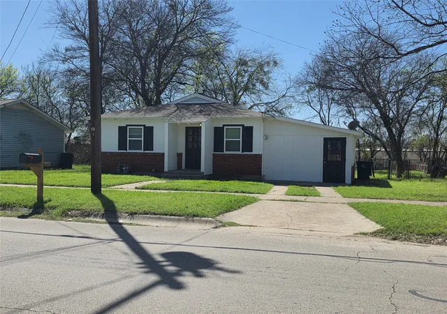Photo 1 of Single family home for sale at 1207 N Anglin St, Cleburne, TX 76031 | MLS# 21211302 | Listing updated on 2026-08-20