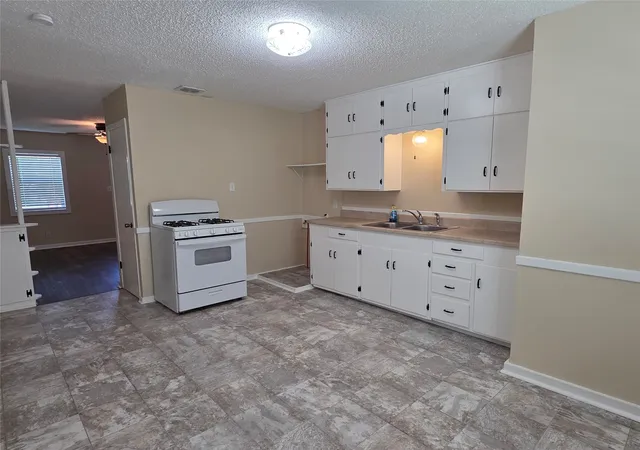 Photo 4 of Single family home for sale at 1207 N Anglin St, Cleburne, TX 76031 | MLS# 21211302 | Listing updated on 2026-10-01