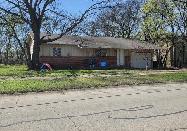 Photo 1 of Single family home for sale at 1209 N Anglin St, Cleburne, TX 76031 | MLS# 21214411 | Listing updated on 2026-09-30