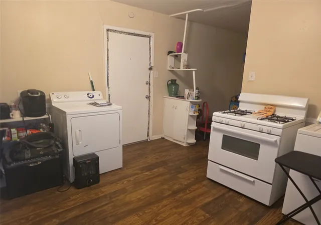 Photo 3 of Single family home for sale at 1209 N Anglin St, Cleburne, TX 76031 | MLS# 21214411 | Listing updated on 2026-09-30