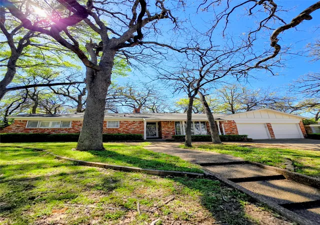 Photo 1 of Single family home for sale at 1020 Redbud Ct, Arlington, TX 76012 | MLS# 21214530 | Listing updated on 2026-07-16