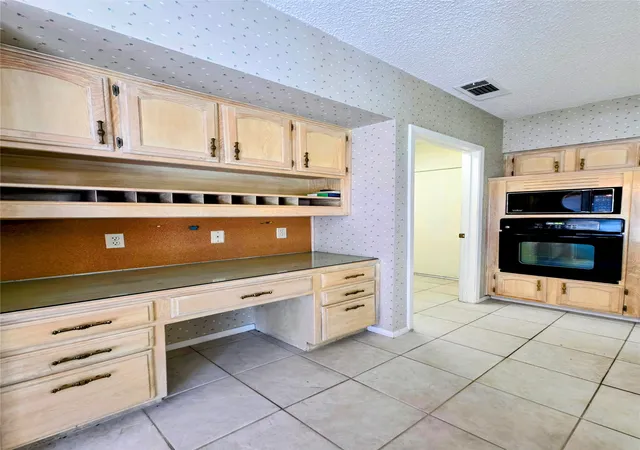 Photo 4 of Single family home for sale at 1020 Redbud Ct, Arlington, TX 76012 | MLS# 21214530 | Listing updated on 2026-07-16