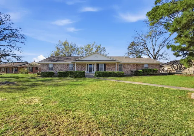 Homes for sale in Whitesboro, TX | 312 Charlie Dr, Whitesboro, TX 76273 | MLS# 21212009