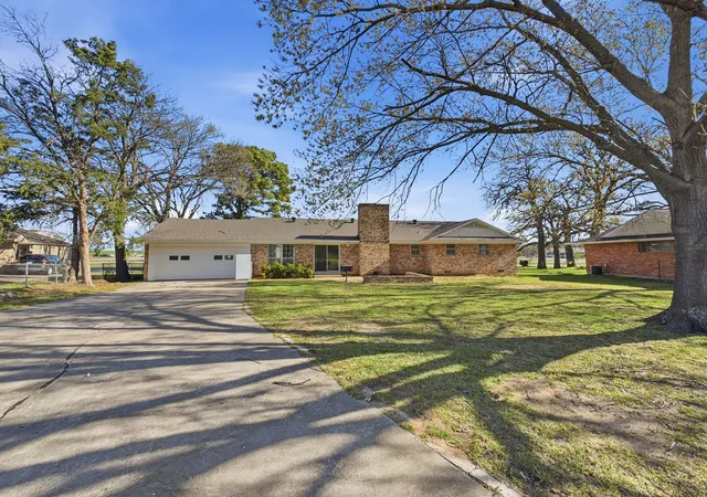 Homes for sale in Whitesboro, TX | 312 Charlie Dr, Whitesboro, TX 76273 | MLS# 21212009