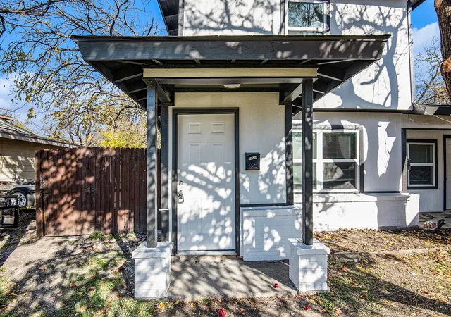 Photo 3 of House for sale at 408 Dawson Cir, Grand Prairie, TX 75051 | MLS# 21214677 | Listing updated on 2026-08-28