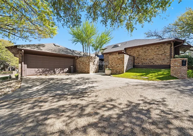 2nd image of 2145 Fountain Square Dr, Fort Worth, TX 76107 | MLS# 21214204