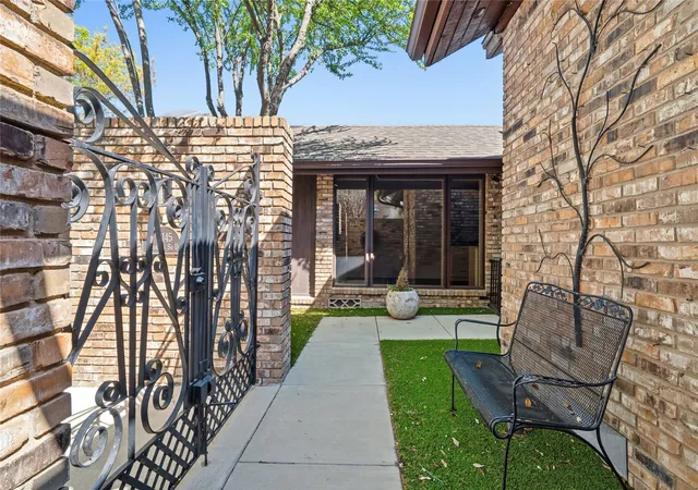 3rd image of 2145 Fountain Square Dr, Fort Worth, TX 76107 | MLS# 21214204