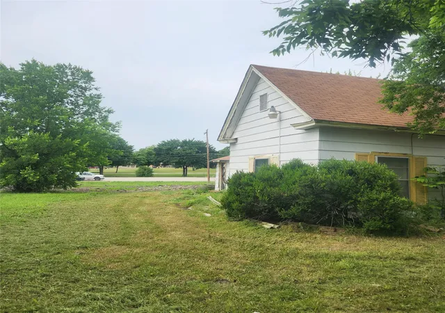 Photo 2 of Single family home for sale at 520 Locust St, Farmersville, TX 75442 | MLS# 21214761 | Listing updated on 2026-08-20