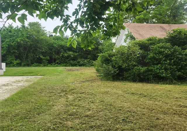 Photo 3 of Single family home for sale at 520 Locust St, Farmersville, TX 75442 | MLS# 21214761 | Listing updated on 2026-08-20
