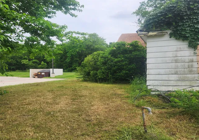 Photo 3 of Single family home for sale at 520 Locust St, Farmersville, TX 75442 | MLS# 21214761 | Listing updated on 2026-08-20