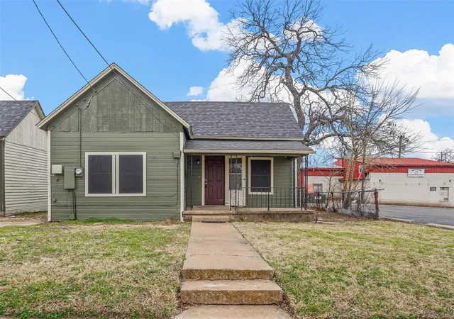 Photo 1 of Single family home for sale at 908 E Houston St, Sherman, TX | MLS# 21214352 | Listing updated on 2026-09-29