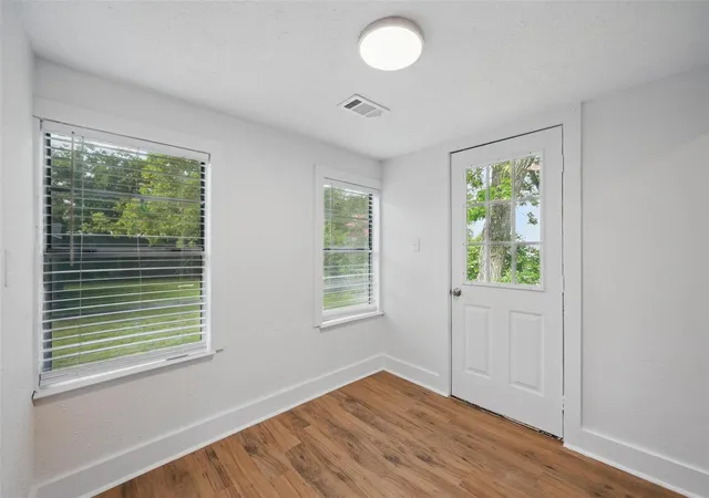 Photo 2 of Single family home for sale at 908 E Houston St, Sherman, TX | MLS# 21214352 | Listing updated on 2026-09-29