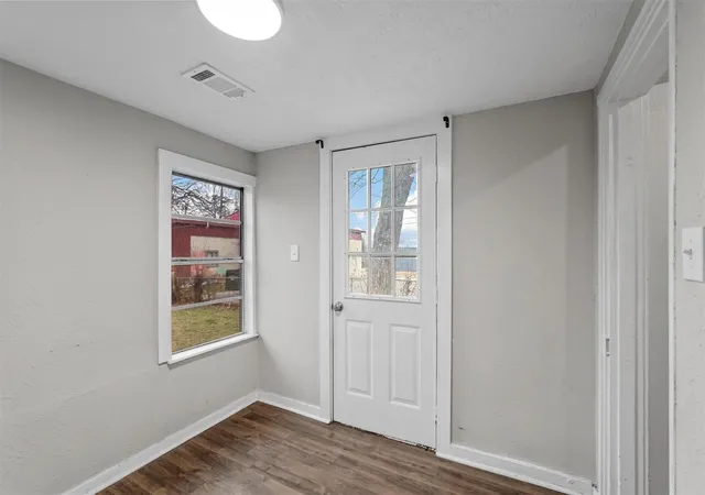 Photo 3 of Single family home for sale at 908 E Houston St, Sherman, TX | MLS# 21214352 | Listing updated on 2026-09-29