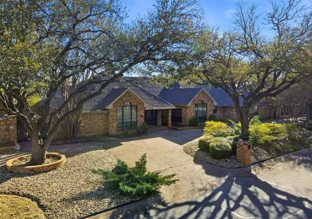 Photo 1 of Single family home for sale at 1005 Hemphill Dr, Cleburne, TX 76033 | MLS# 21214636 | Listing updated on 2026-08-31