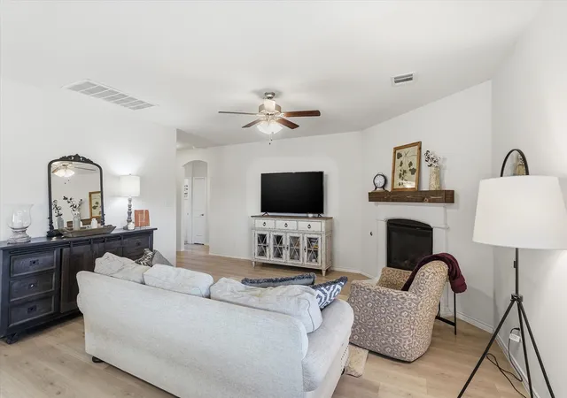 Photo 3 of Sale Pending at 916 Brittany Dr, Anna, TX 75409 | MLS# 21210542 | Listing updated on 2026-07-16