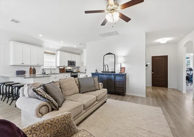 Photo 4 of Sale Pending at 916 Brittany Dr, Anna, TX 75409 | MLS# 21210542 | Listing updated on 2026-07-16