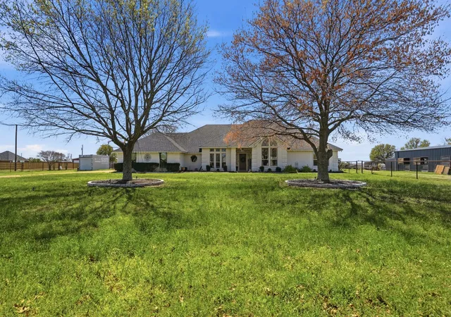 Photo 1 of Single family home for sale at 333 Meadow Crest Rd, Fort Worth, TX 76108 | MLS# 21214896 | Listing updated on 2026-08-25