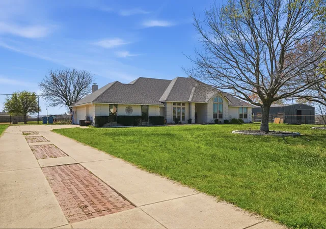 Homes for sale in Fort Worth, TX | 333 Meadow Crest Rd, Fort Worth, TX 76108 | MLS# 21214896