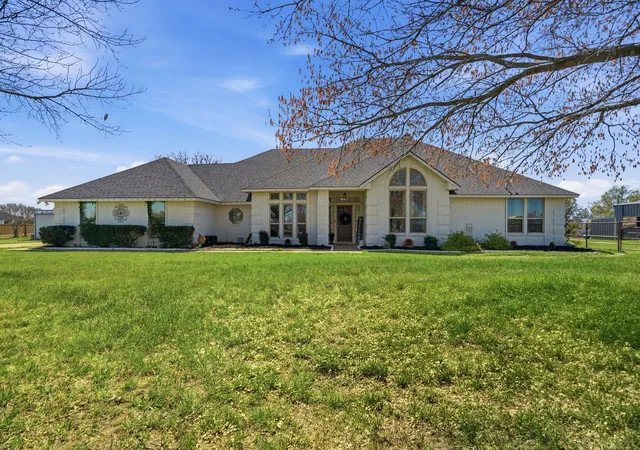 Photo 3 of Single family home for sale at 333 Meadow Crest Rd, Fort Worth, TX 76108 | MLS# 21214896 | Listing updated on 2026-08-25